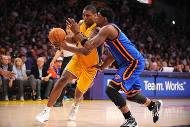 NBA尼克斯队更衣室讨论战术场景