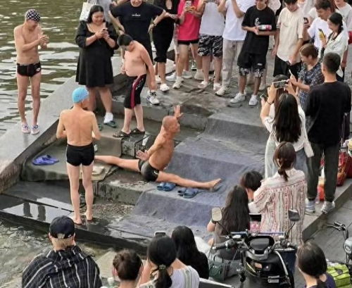天津狮子林桥跳水大爷大妈