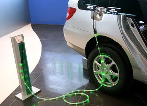 北京街头车辆与新能源汽车并行