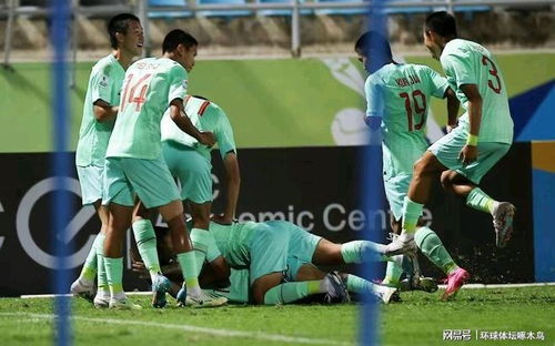 王钰栋在比赛中带球突破