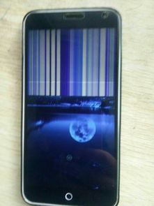 夜晚手机屏幕前的年轻人