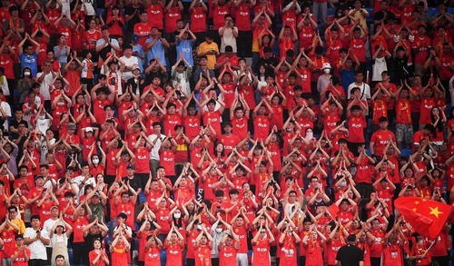 球迷在看台为中国队助威