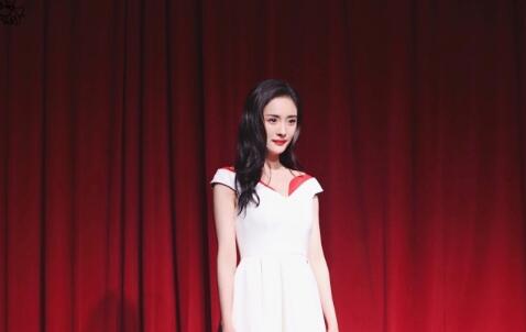 杨幂身穿白色裙子直播画面