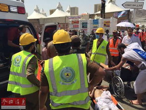 警察和救援人员在踩踏事故现场进行疏散和救治