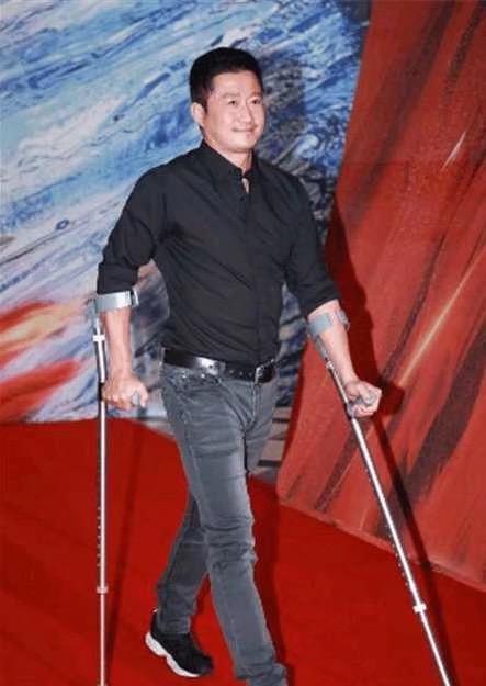 陈学冬拄拐杖出席活动