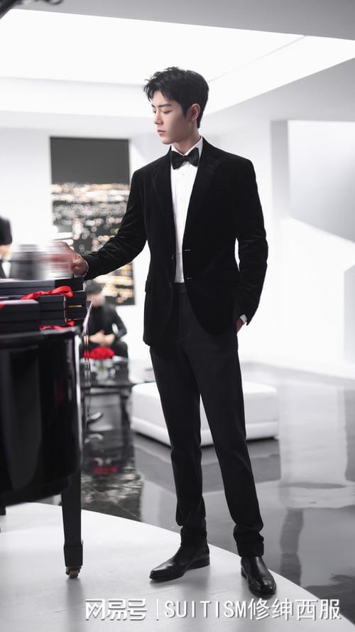 王鹤棣身穿黑色西装，搭配银色耳钉和墨镜，酷似韩剧霸总