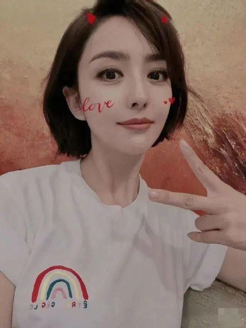 鹿晗红发嘟嘴比耶自拍