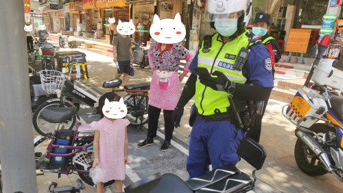 姐妹俩平安无事合影