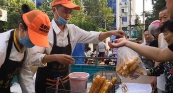 放弃摆摊后疲惫的年轻人