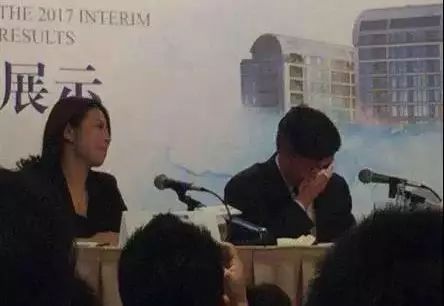 贾跃亭在发布会上落泪瞬间