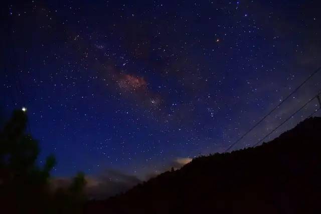 一群年轻人在夜空下仰望星空