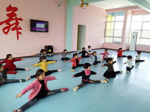 两位小孩哥在训练室认真练习街舞