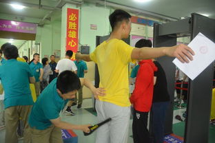 高考考场安检现场