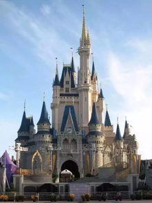 安东尼在粉色建筑前拍照