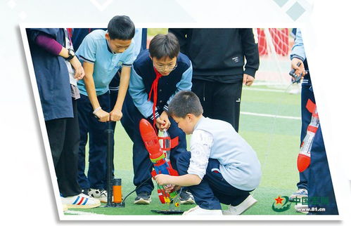 志愿者在专业指导下进行科学放生