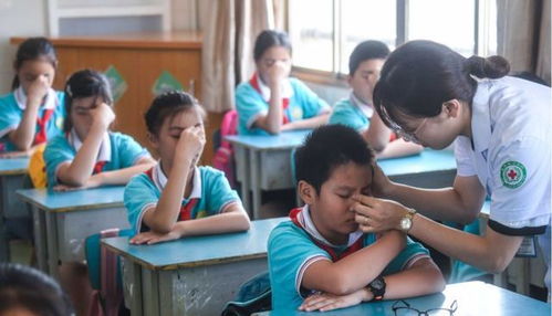 家长与孩子一起做眼保健操