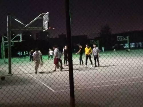 夜幕下人群在球场外手持蜡烛悼念踩踏事故遇难者