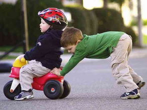 孩子在户外玩耍享受阳光