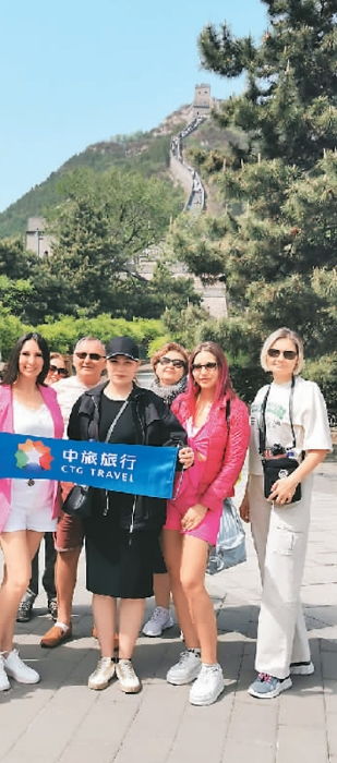 中国游客在长城合影