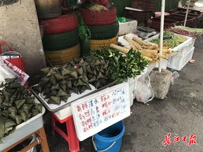 超市货架上摆满各种口味粽子礼盒