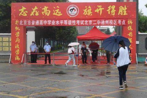 广州高考学生撑伞赴考