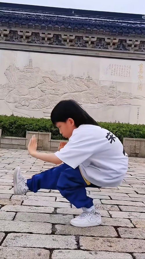 中国小孩哥在巴黎街舞比赛中表演