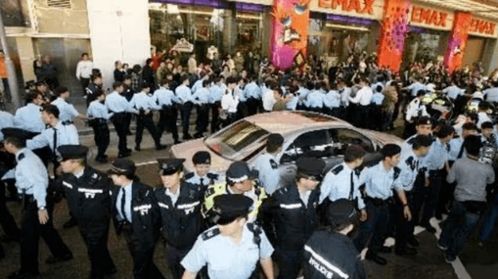 警察在剧场门口带人离开