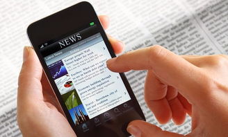 消费者手持手机查看酒店评论页面