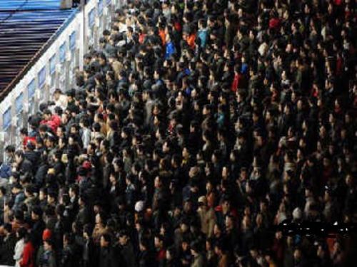 首尔街头投票站人群