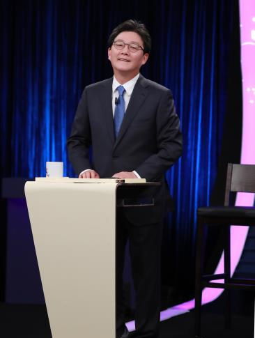 韩国警察在大选活动现场进行安检