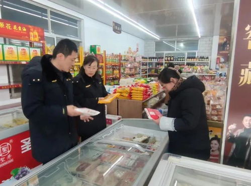 消费者检查食品包装