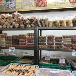 豫丰祥店内陈列的传统取暖器具汤婆子