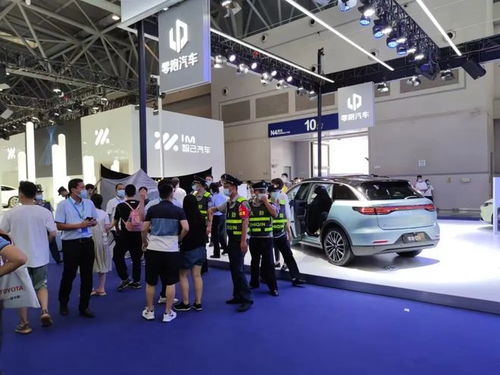 零跑汽车展厅顾客体验新款车型