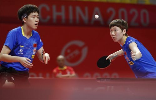 小女孩向王楚钦献花瞬间