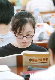 高考学生在图书馆认真复习