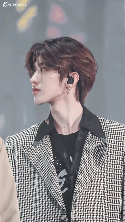 鹿晗红发侧颜照下颌线清晰