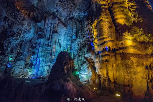 溶洞内部堆积多年的陈年垃圾特写图