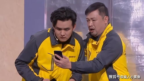 贾冰在舞台上笑容灿烂