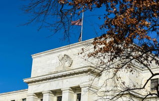 美联储大楼外景与特朗普新闻画面拼接图