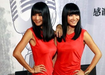 张咪在台上唱歌