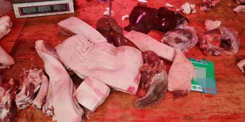 执法人员现场检查猪肉样本