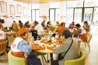 高桥社区老年餐厅用餐场景