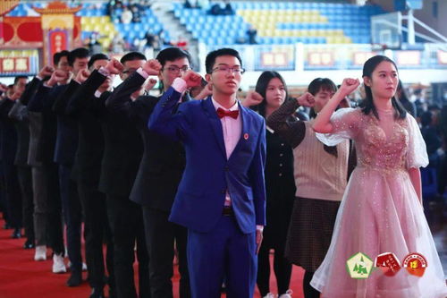 成人礼惊魂一幕：老师从高台跌落，真相背后引深思