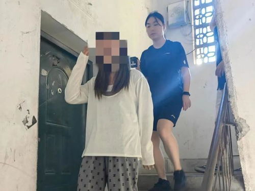 稚奴坐在床上发呆