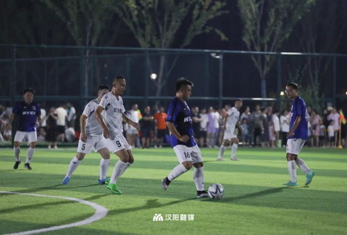 苏超比赛中球员奋力拼搏