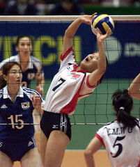 中国女排在比赛中配合默契