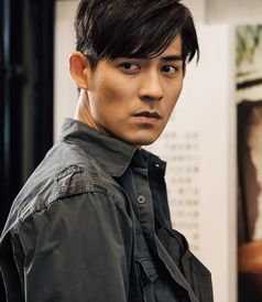 周渝民在片场认真工作的照片