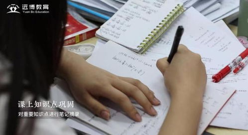 现代高考考场内学生答题场景