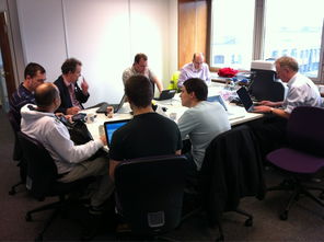 团队成员围坐开会讨论项目