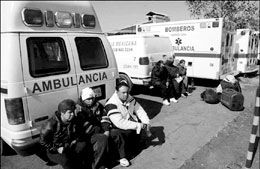 被困人员家属焦急等待画面